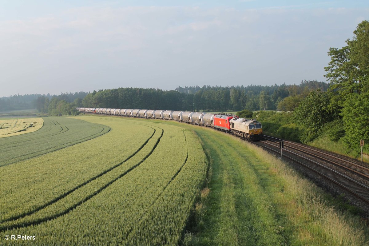 MEG 077 012 und 801 mit dem Leerzementzug Regensburg Hafen - Rüdersdorf bei Berlin bei Oberteich. 10.06.16