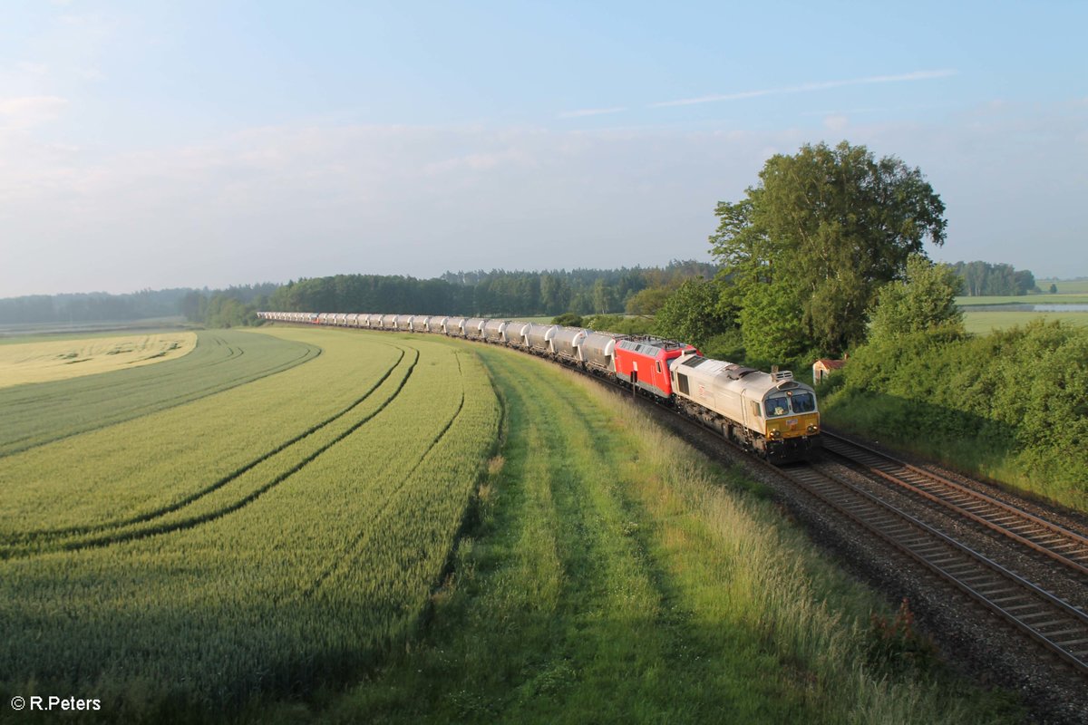 MEG 077 012 und 801 mit dem Leerzementzug Regensburg Hafen - Rüdersdorf bei Berlin bei Oberteich. 10.06.16