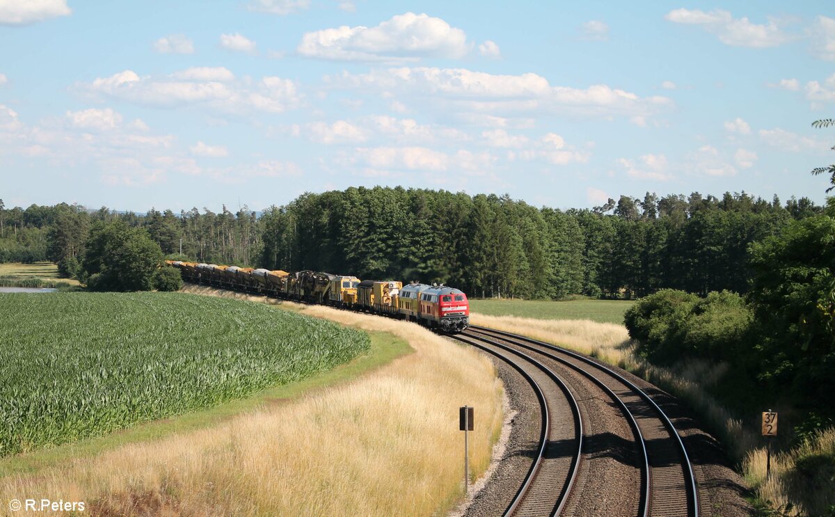 MEG 218 467 unmd 218 391 BahnBau mit einem langen Bauzug aus Mühldorf nach Hof bei Oberteich. 03.07.22