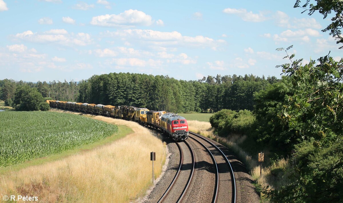 MEG 218 467 unmd 218 391 BahnBau mit einem langen Bauzug aus Mühldorf nach Hof bei Oberteich. 03.07.22