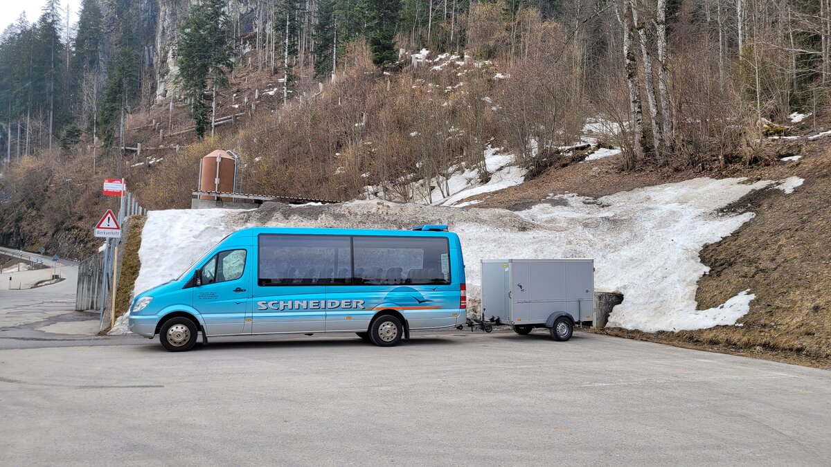 Mercedes-Benz Sprinter, SO 28054, an der Lenk, Talstation Betelberg, Schneider Reisen und Transport AG, Langendorf, Aufgenommen am 19. Mrz 2022. Dies war die letzte Ausfahrt, danach wurde das Fahrzeug ausser Dienst gestellt.