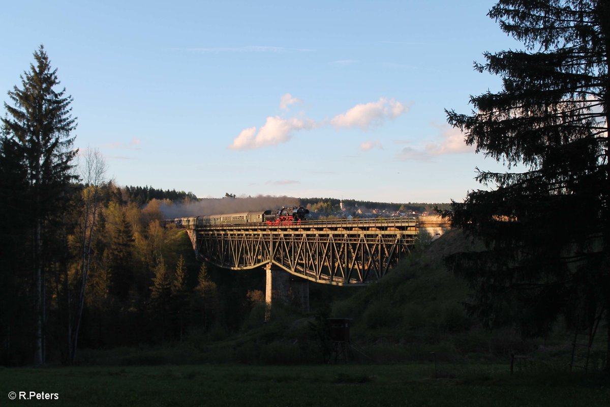 Mit einem Sonderzug aus Loket (Böhmen) in der Tschechei zieht die 52 8195 , des Fränkischen Museums Eisenbahn (FME), bei Neusorg übers Fichtelnaabviadukt in Richtung Mittelfranken Metropole Nürnberg. 13.05.17