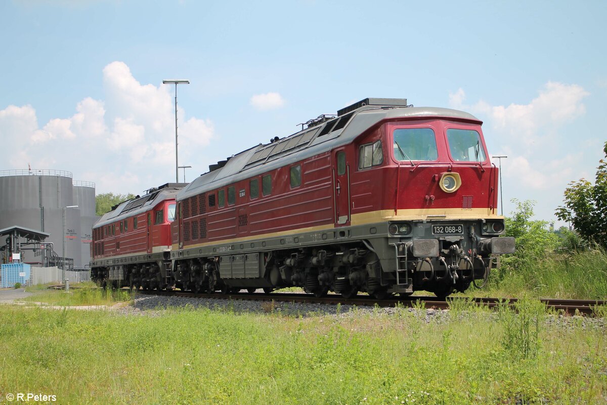 Mittags nach Feierabend mal die Beiden Loks 232 238 und 132 068 einen kleinen Besuch abgestattet. Nach dem sie mitten in der Nacht ein Kesselzug nach Marktredwitz brachten schliefen Lok und Personal bevor es gegen 16 Uhr wieder mit Kesselzug in Richtung Leipzig zurück ging. 11.06.21