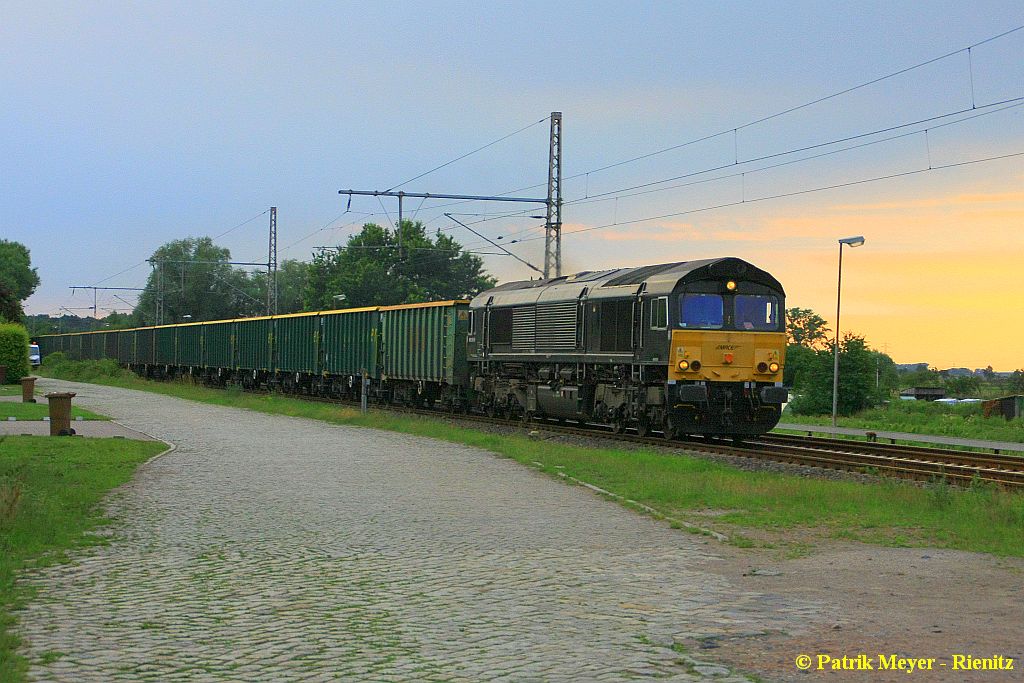 MRCE 653-09 ( 266 119-7 ) mit FPL-Ganzzug am 20.07.2015, 20:56 Uhr in Neukloster (Kreis Stade) auf dem Weg Richtung Hamburg