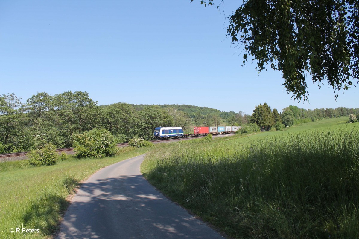 Nach 8 Stunden Be- und Entladen kommt 223 144 mit dem Containerzug Wiesau - Hamburg an Lengenfeld vorbei. 05.06.15