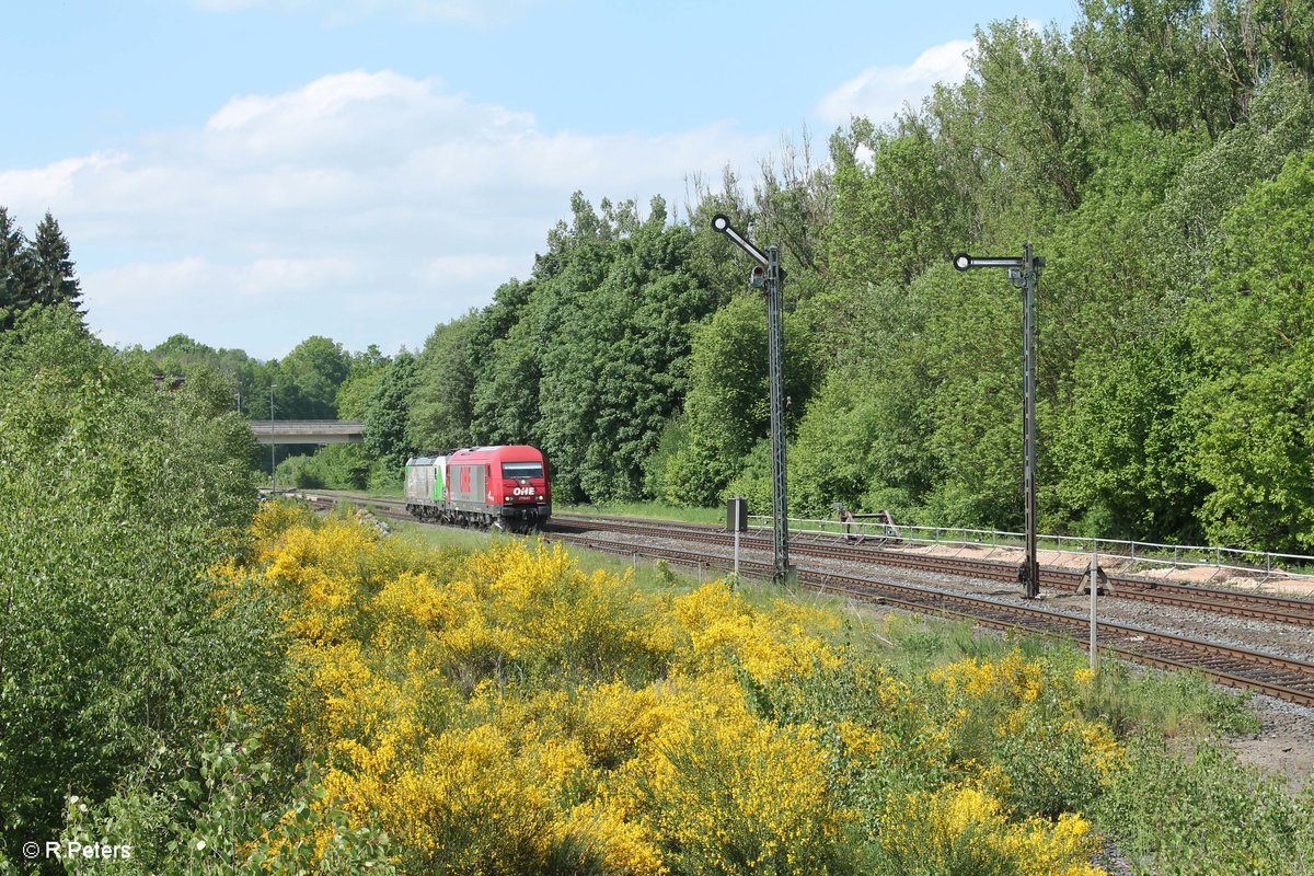 Nach dem Abstellen des Containerzuges in Wiesau fuhren 270082 alias 223 103 der OHE und 193 831  Christian Doppler  der SETG weiter nach Regensburg und durchfuhren dabei Reuth bei Erbendorf. 26.05.16