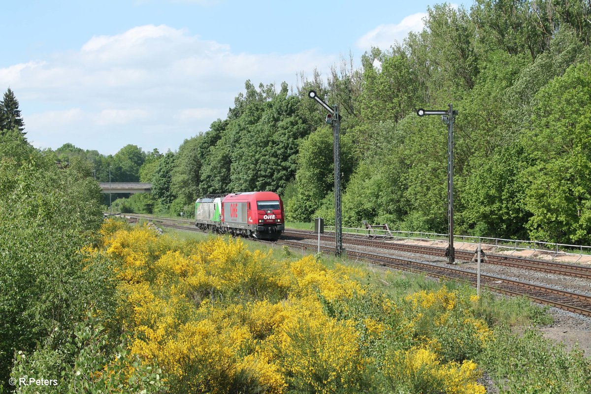 Nach dem Abstellen des Containerzuges in Wiesau fuhren 270082 alias 223 103 der OHE und 193 831  Christian Doppler  der SETG weiter nach Regensburg und durchfuhren dabei Reuth bei Erbendorf. 26.05.16