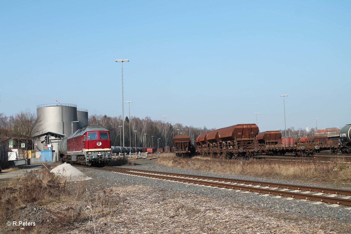 Nach dem ankoppeln und der Bremsprobe setzt sich 132 158 mit dem ersten Teil des Kesselzuges in bewegung.