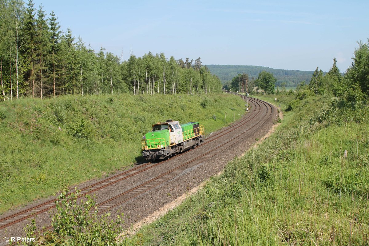 Nach dem Tanken in Marktredwitz kommt V1700.03 alias 277 004 Lz kurz vor Wiesau bei Schönfeld angerollt. 01.06.17