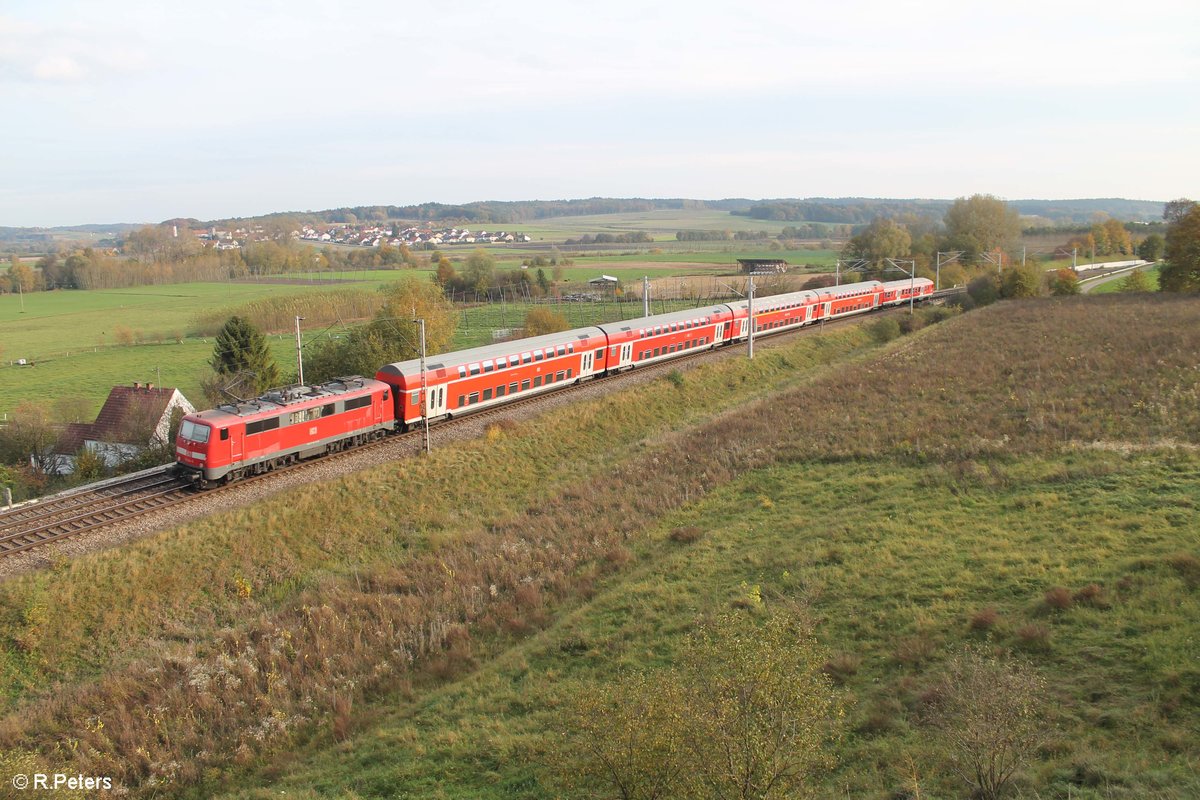 Nachschuss auf 111 224 die ihren RE nach München bei Fahlenbach. 21.10.17