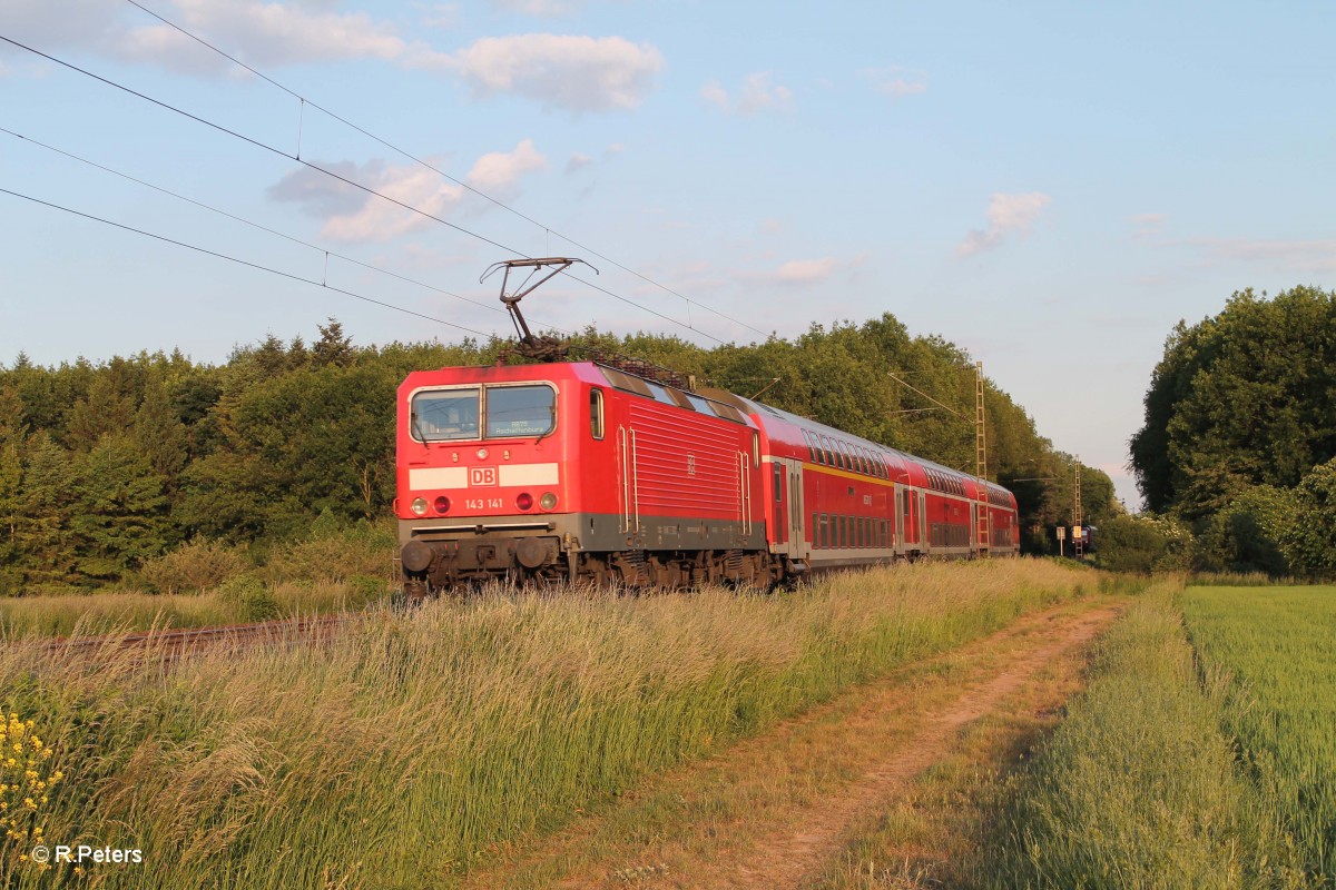 Nachschuss auf 143 141 die ihre RB 75 15729 Wiesbaden - Aschaffenburg bei der Stromkreistrennstelle Bischofsheim schiebt. 20.05.15