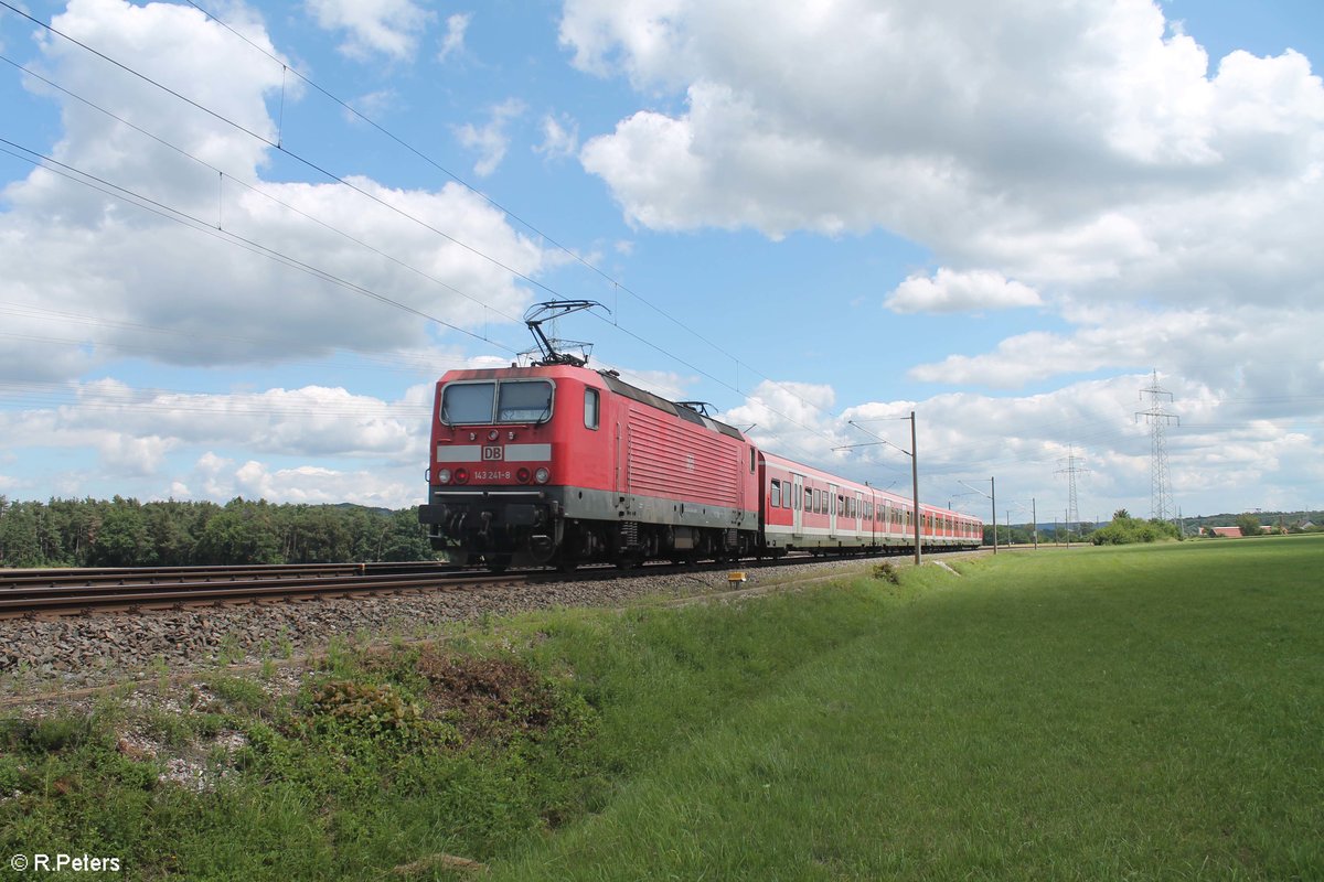 Nachschuss auf 143 241-8 die ihre S2 39615 Roth - Altdorf bei Winkelhaid schiebt. 03.07.20