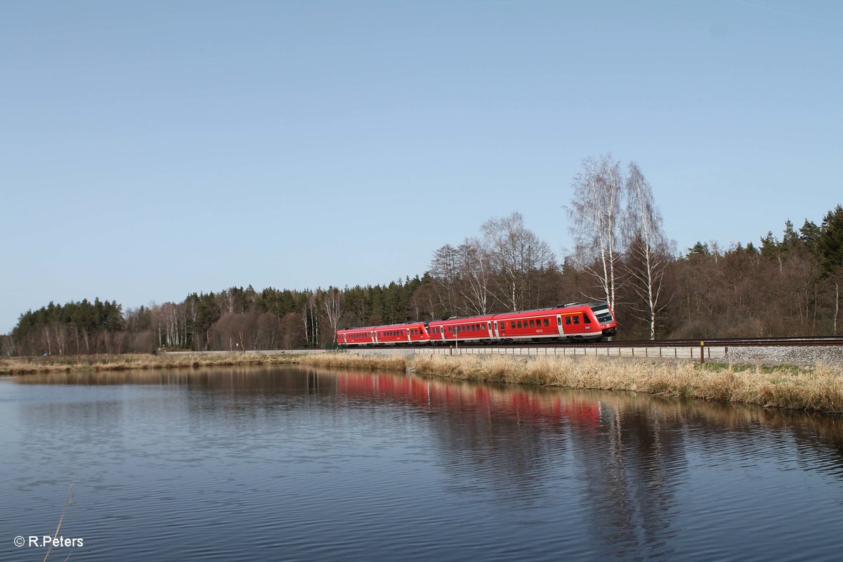 Nachschuss auf 2 612er als RE 3694 Regensburg - Hof südlich von Wiesau. 02.04.16