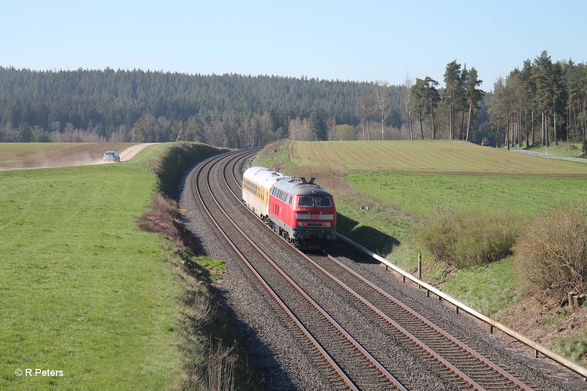 Nachschuss auf 218 411-7 die den Messzug von Hof nach Marktredwitz bei Neudes schiebt. 21.04.16