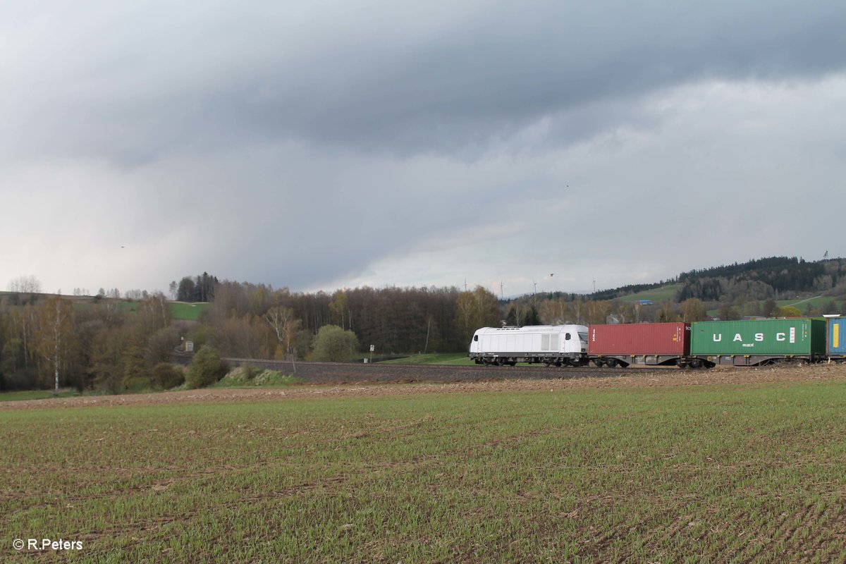 Nachschuss auf 223 143 zieht bei Lengenfeld den Wiesau Containerzug nach Hamburg durch die Kurve. 25.04.16