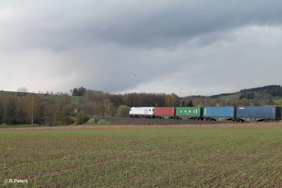 Nachschuss auf 223 143 zieht bei Lengenfeld den Wiesau Containerzug nach Hamburg durch die Kurve. 25.04.16