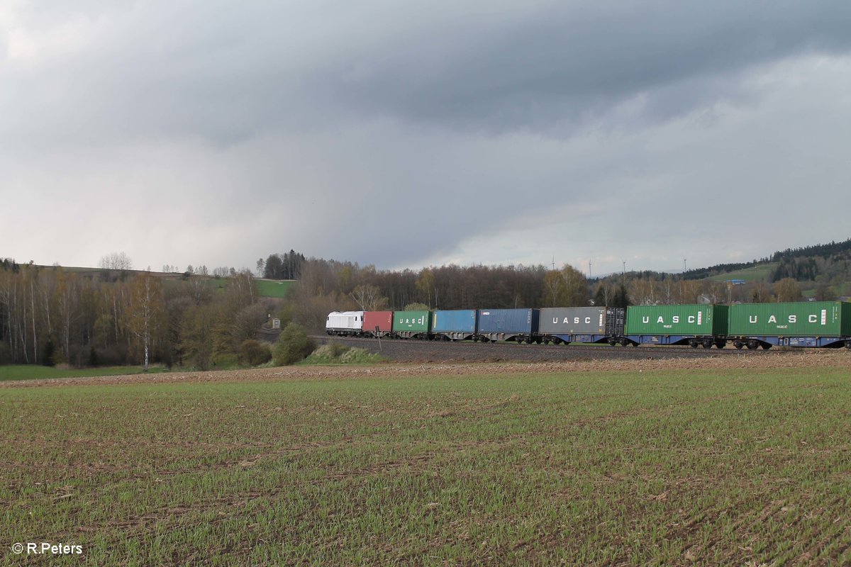 Nachschuss auf 223 143 zieht bei Lengenfeld den Wiesau Containerzug nach Hamburg durch die Kurve. 25.04.16