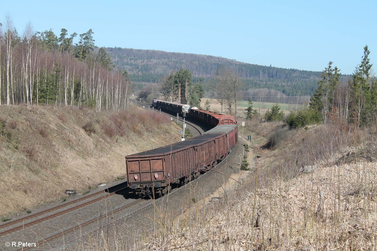 Nachschuss auf 233 219 zieht den EZ 45367 Nürnberg - Cheb bei Schönfeld. 28.03.17