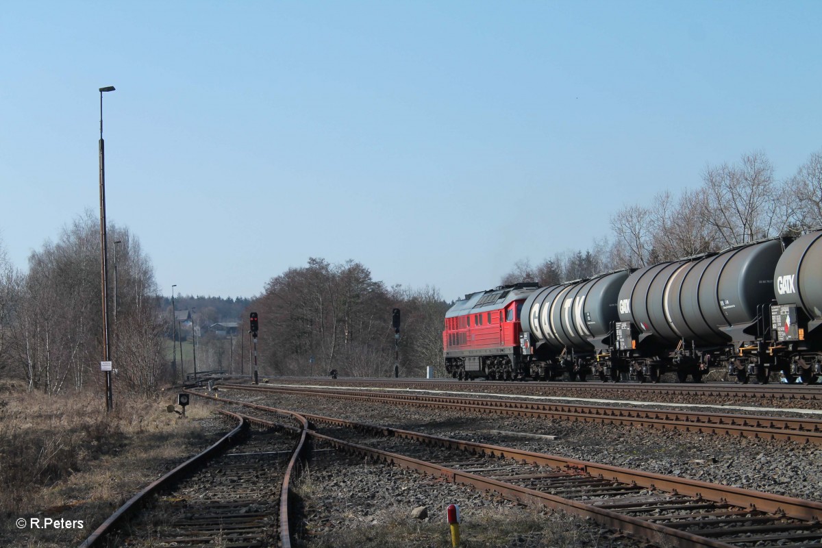 Nachschuss auf 233 357-2 mit dem Kesselzug bei der Ausfahrt in Pechbrunn. 17.03.16