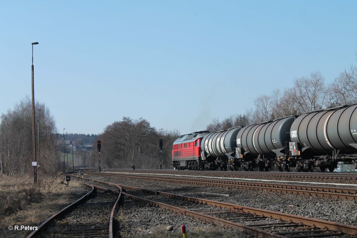 Nachschuss auf 233 357-2 mit dem Kesselzug bei der Ausfahrt in Pechbrunn. 17.03.16