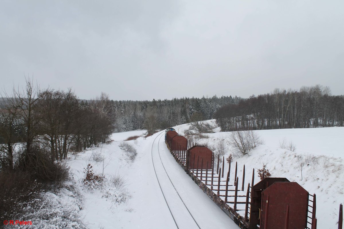 Nachschuss auf 277 005 zieht bei Oberteich einen leer Holzzug nach Cheb . 14.01.17