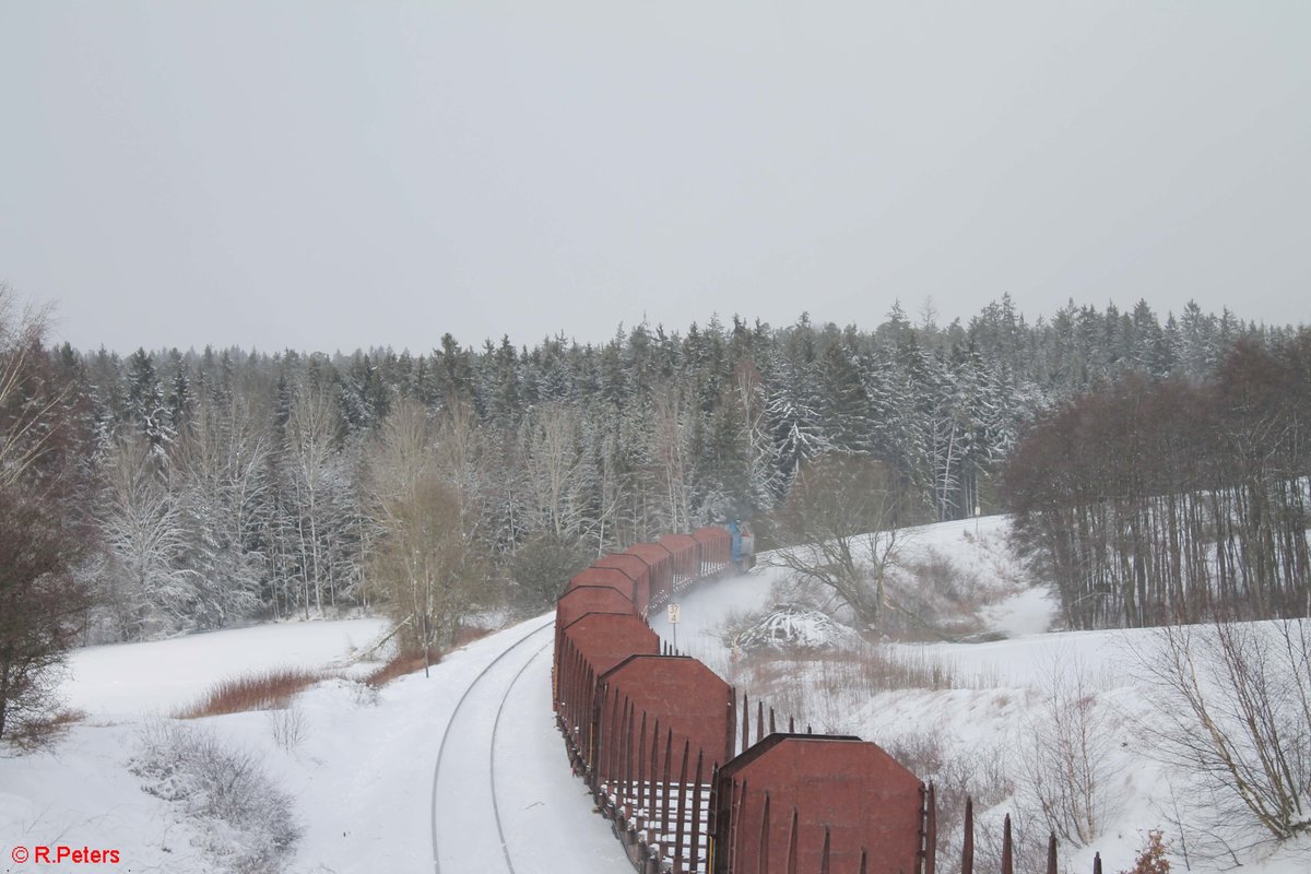 Nachschuss auf 277 005 zieht bei Oberteich einen leer Holzzug nach Cheb . 14.01.17