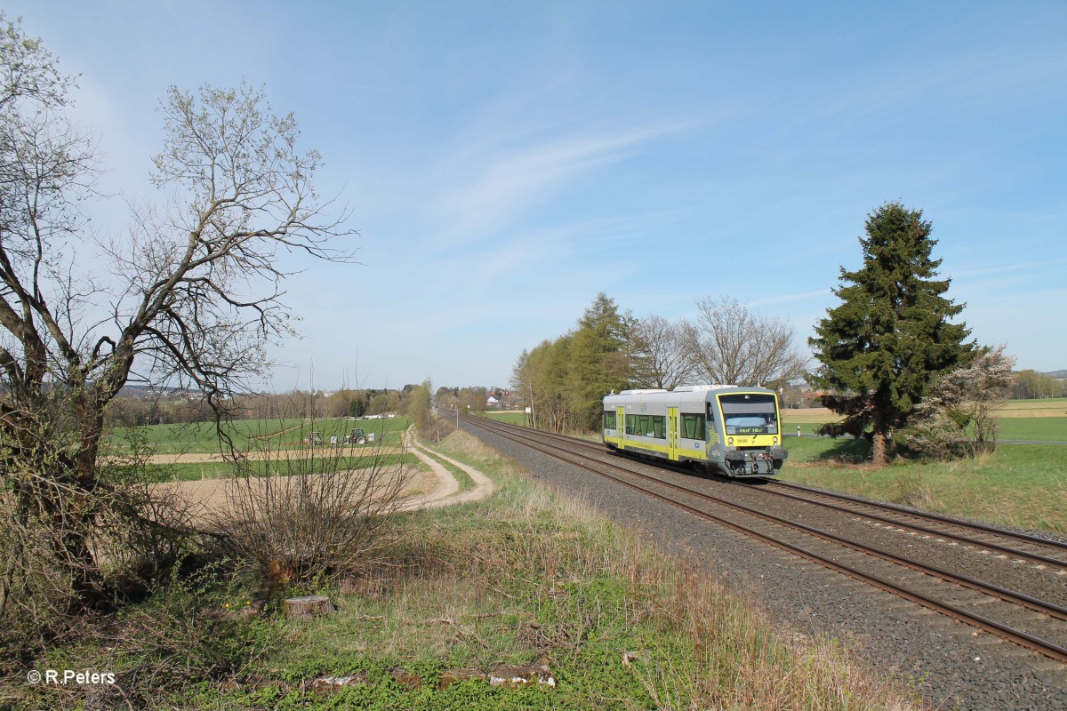 Nachschuss auf VT650.707 bei Waldershof auf dem Weg nach Hof. 17.04.14