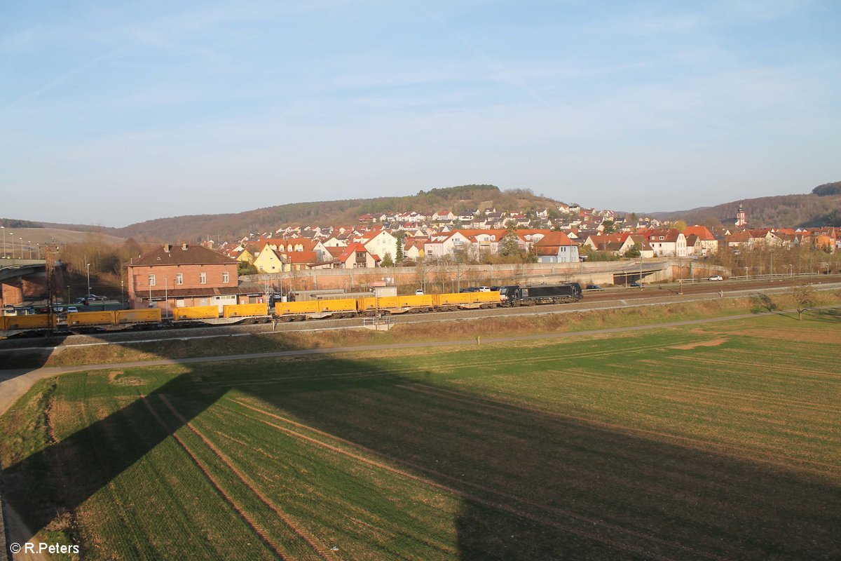 Nachschuss auf X4E 864 alias 193 864 mit dem Abräumzug bei der durchfahrt von Retzbach-Zellingen im Maintal. 16.03.17