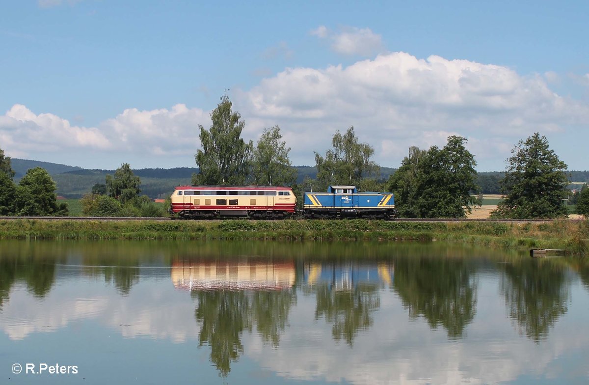 Noch führt V1253 vor 217 002 von BTE die Momentan für EVB unterwegs ist. Beide holen einen Kesselzug aus Cheb/Eger nach Regensburg/Ingolstadt. Ab Cheb hatte dann 217 002 die Nase vorne ;) Wiesau/Oberpfalz 19.07.16