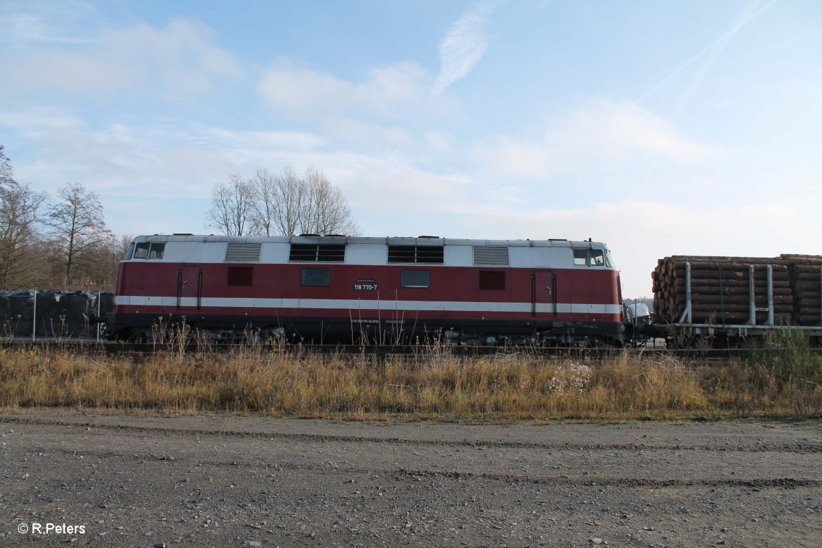 Nun drückt 118 770 den Holzzug zurück, dieses Mal ins ATW. 22.11.14