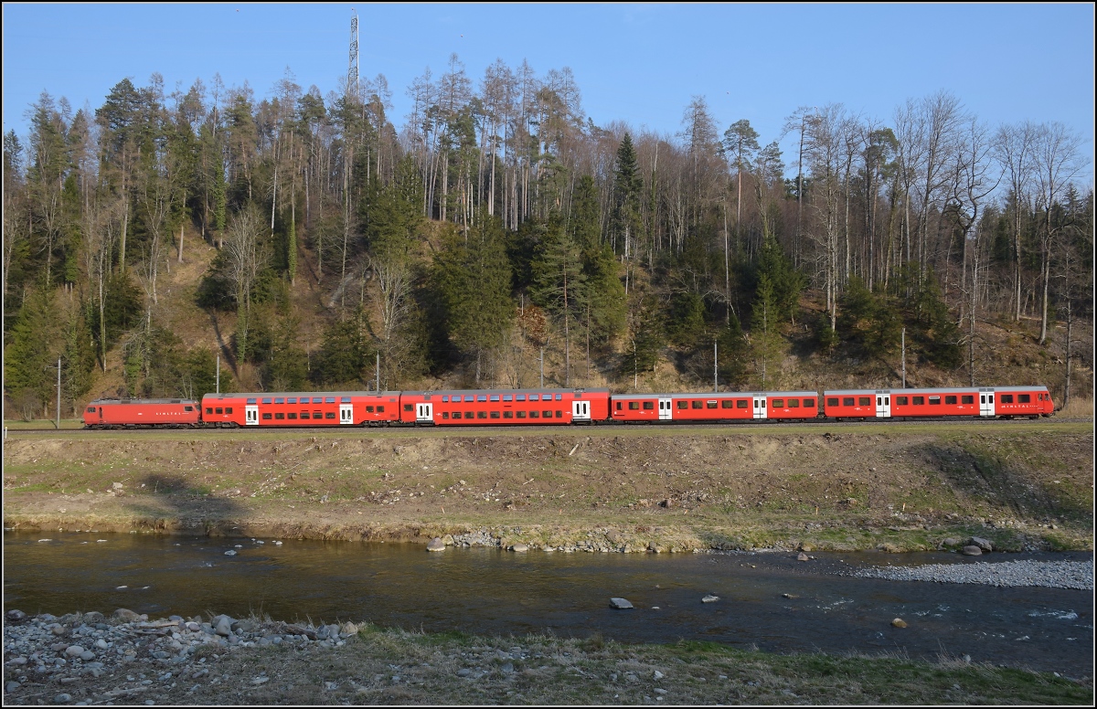Pendelzug der SZU mit Re 456 105 zwischen Gattikon und Sihlwald. März 2022.