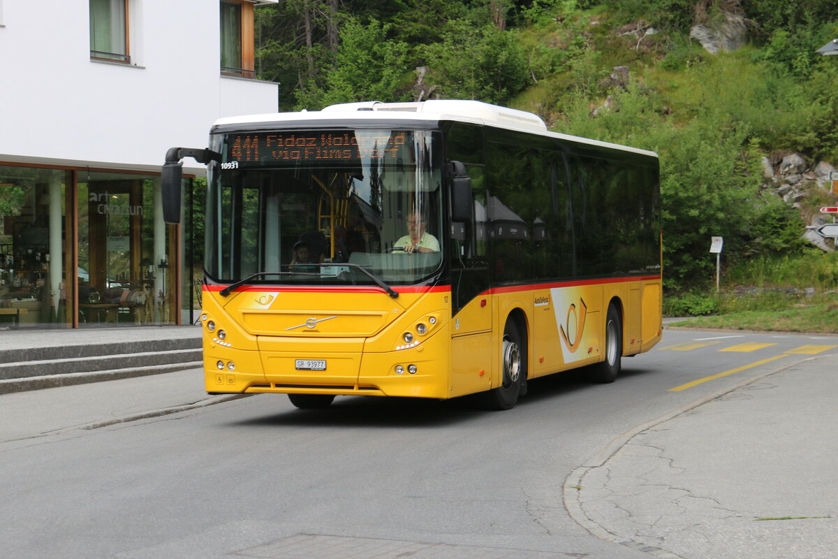 PostAuto Graubnden - Nr. 12/GR 93'977/PID 10'931 - Volvo (ex Fontana, Ilanz Nr. 12) am 8. Juli 2023 in Flims (Aufnahme: Martin Beyer)