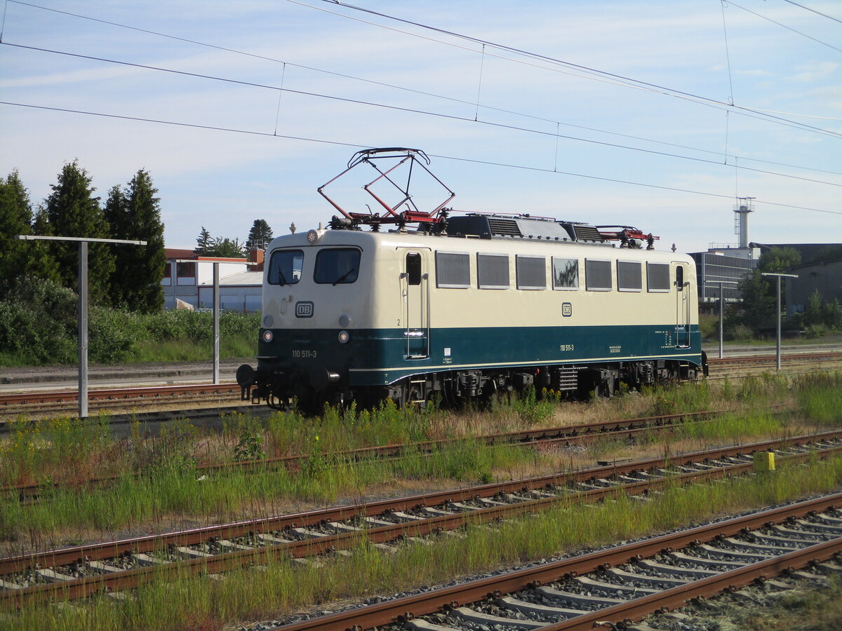 PRESS 110 511,über die zugewachsenen Gütergleise,am 15.Juni 2024,in Bergen/Rügen.
