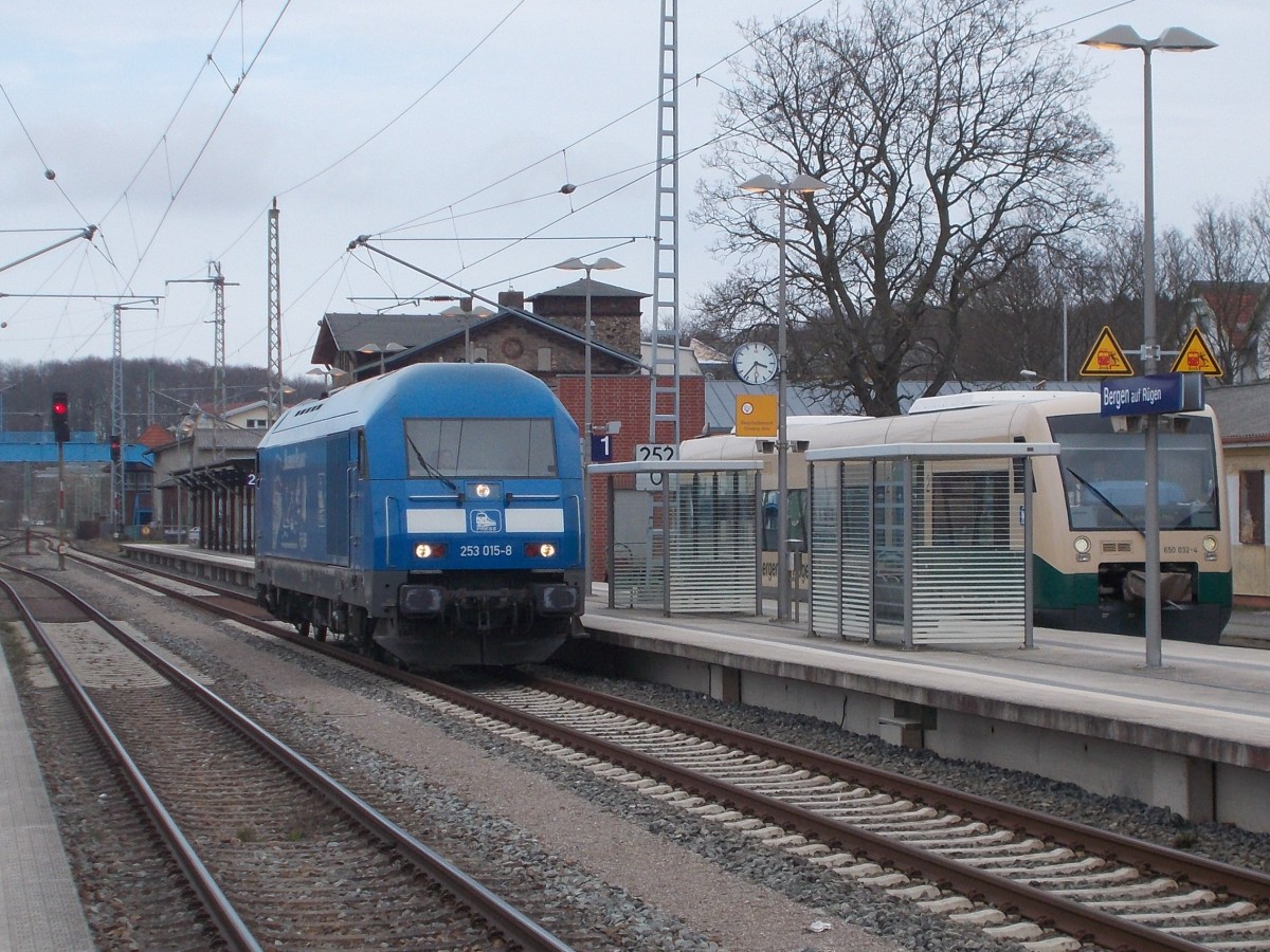 PRESS 253 015-8 und der PRESS VT650 032-4,am 08.April 2015,in Bergen/Rügen.