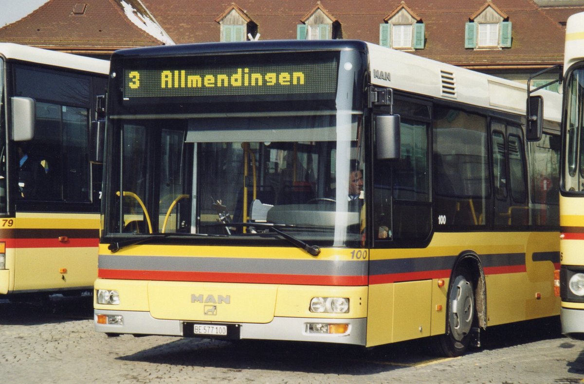 (R 4110) - Aus dem Archiv: STI Thun - Nr. 100/BE 577'100 - MAN am 7. Mrz 2005 beim Bahnhof Thun (Teilaufnahme)