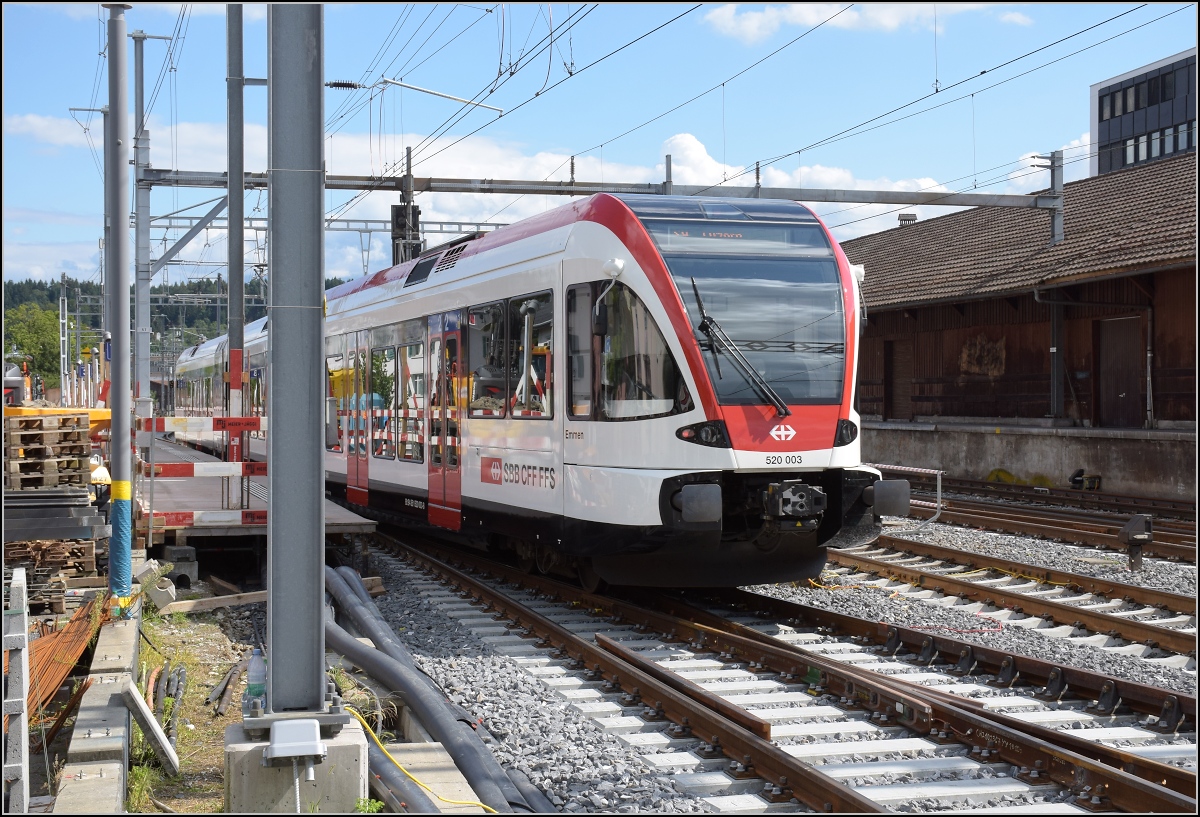 RABe 520 003 auf der Baustelle in Emmenbrücke. August 2021.