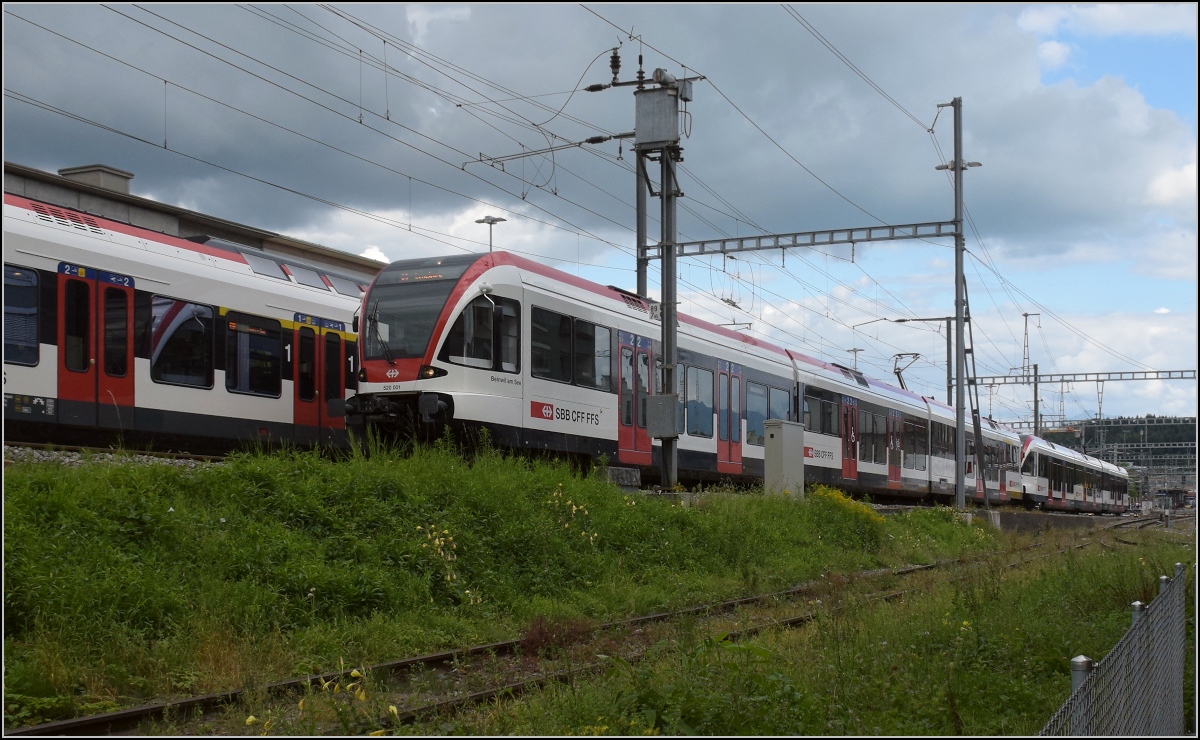 RABe 520 007 und RABe 520 001 Richtung Luzern in Emmenbrücke, in Gegenrichtung RABe 521 020 und RABe 523 038. August 2021.