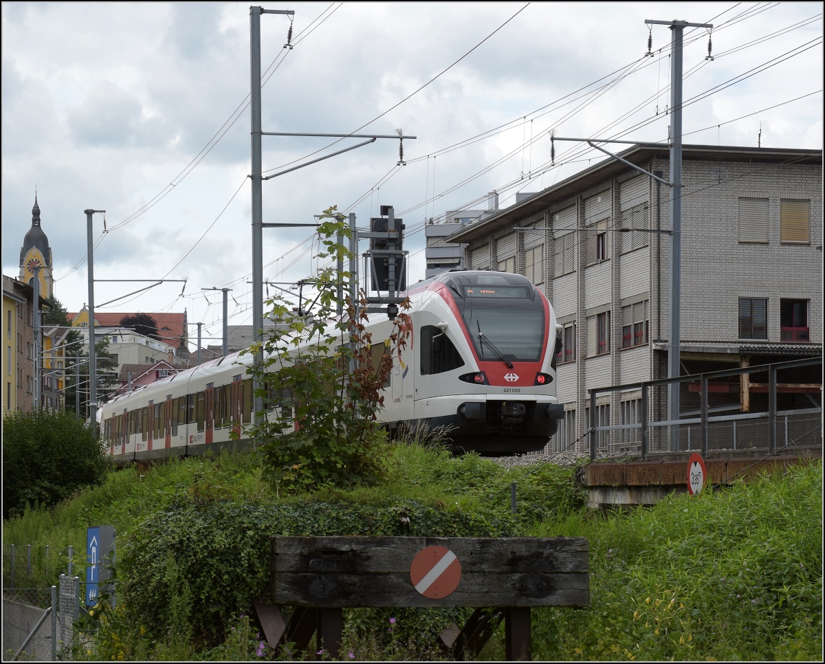 RABe 521 020 und RABe 523 038 nach Luzern in Emmenbrücke. August 2021.