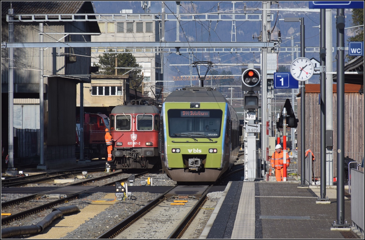 RABe 525 015 und das Doppelpack Re 6/6 11661 + Re 4/4 II 11348 überqueren gleichzeitig den Bahnübergang am Bahnhof Gerlafingen. Im Hintergrund rangiert zur gleichen Zeit Am 847 004. Januar 2022.