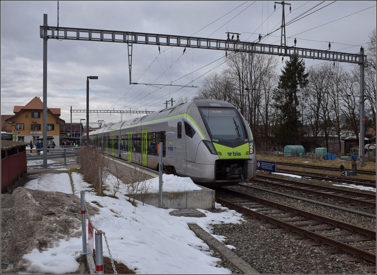 RABe 528 213 wartet in Schwarzenburg die Rückreise nach Bern ab. Januar 2026.