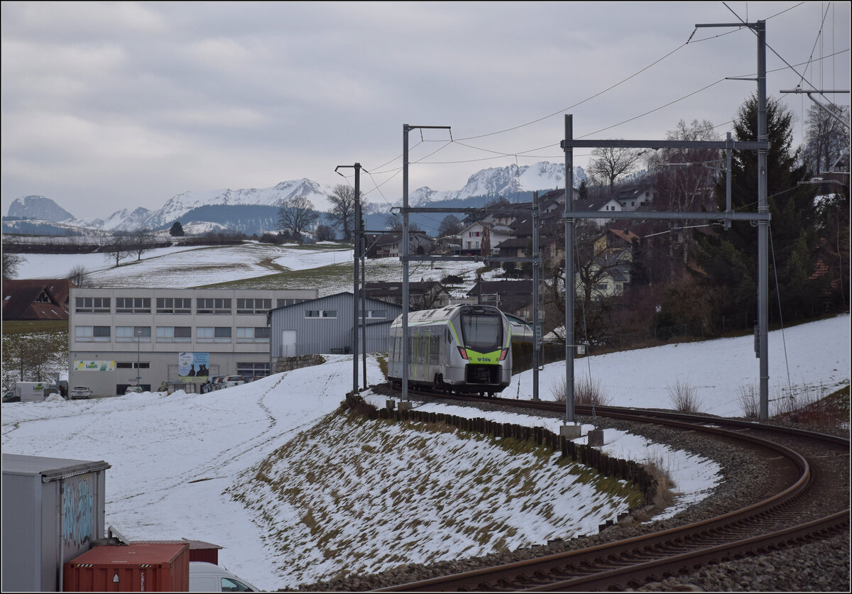 RABe 528 228 erreicht Schwarzenburg. Januar 2026.