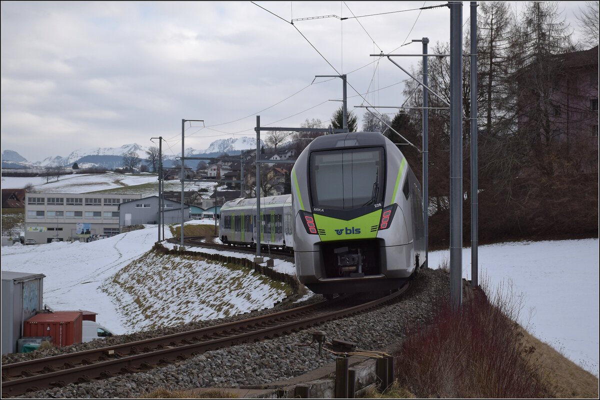 RABe 528 228 erreicht Schwarzenburg. Januar 2026.
