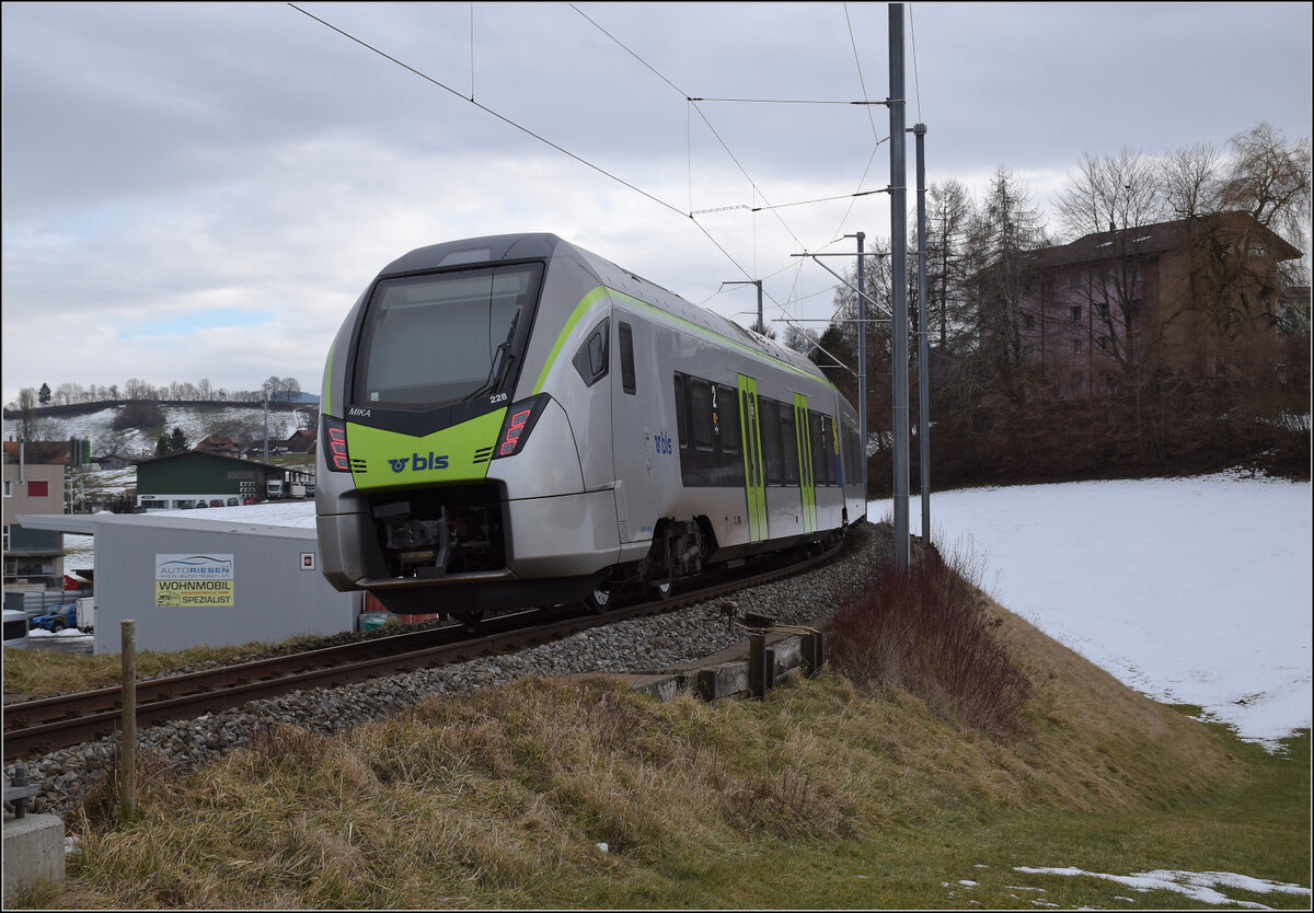 RABe 528 228 erreicht Schwarzenburg. Januar 2026.