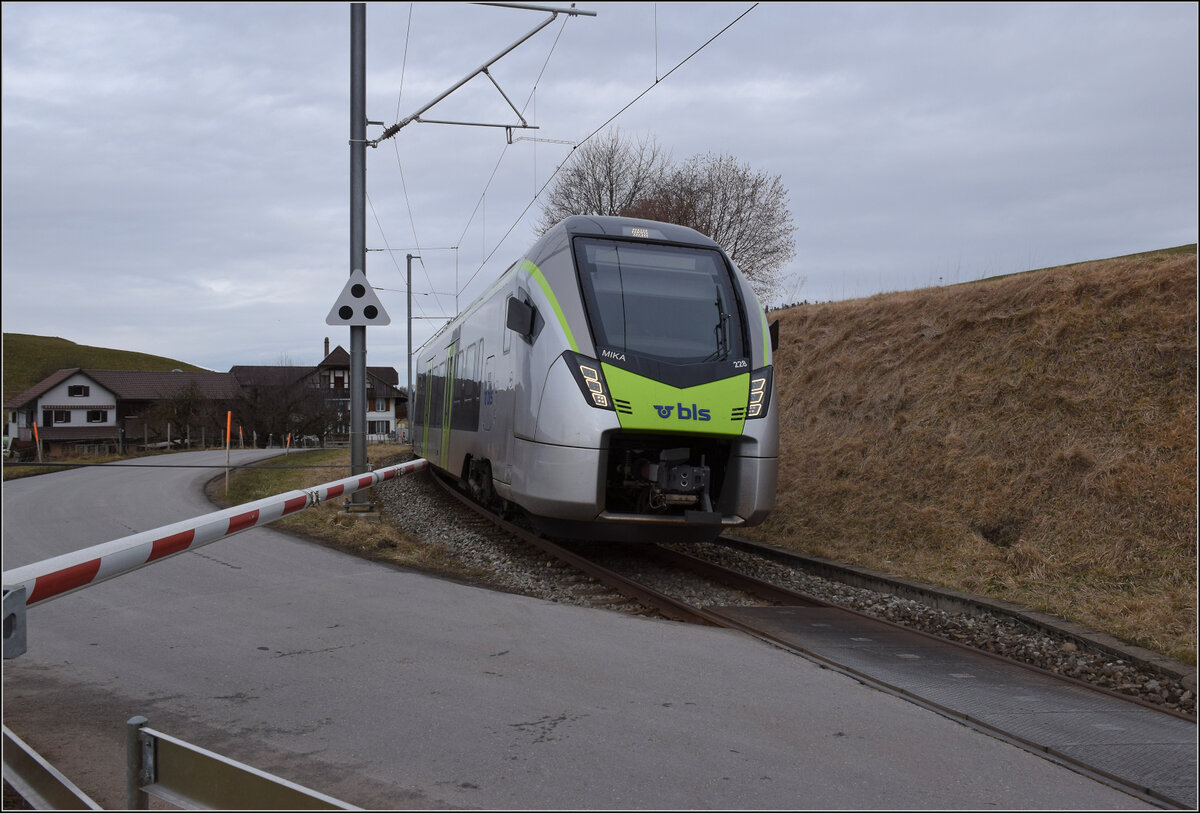 RABe 528 228 erreicht Schwarzenburg. Januar 2026.
