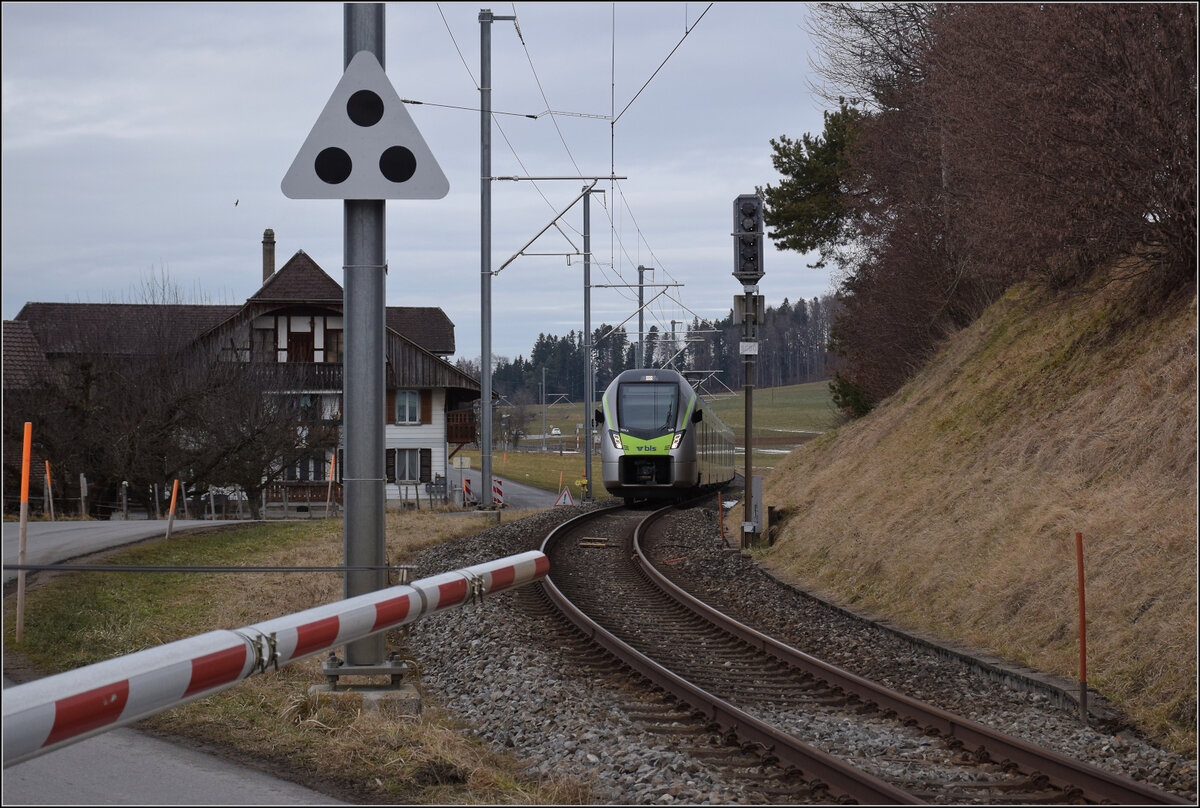 RABe 528 228 erreicht Schwarzenburg. Januar 2026.