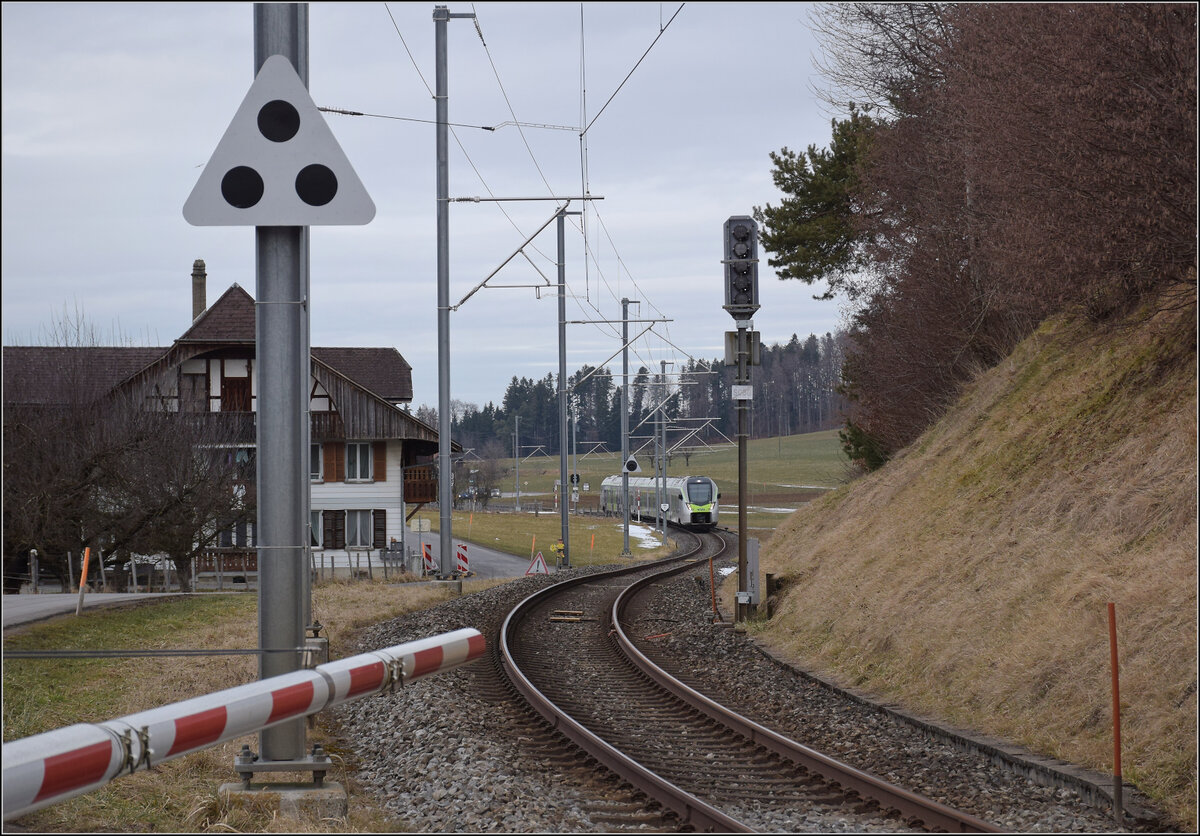 RABe 528 228 erreicht Schwarzenburg. Januar 2026.