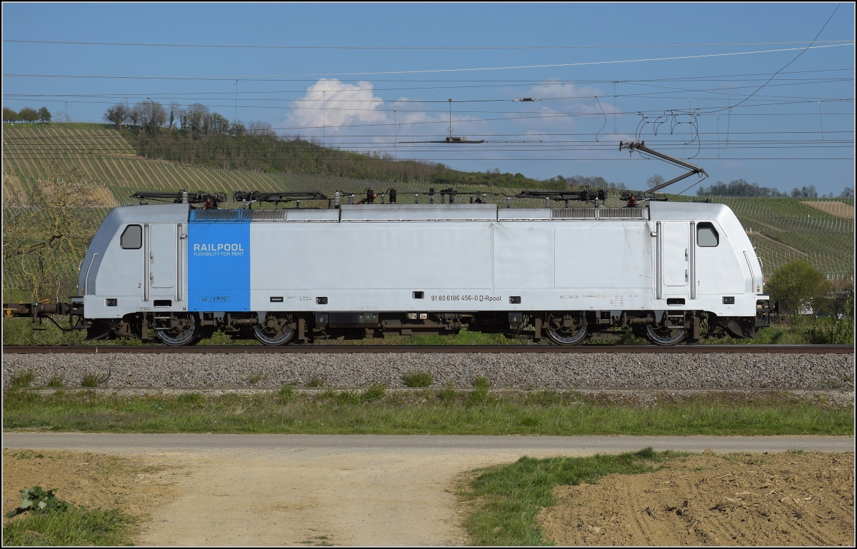 Railpool 186 456 bei Schliengen. April 2021.