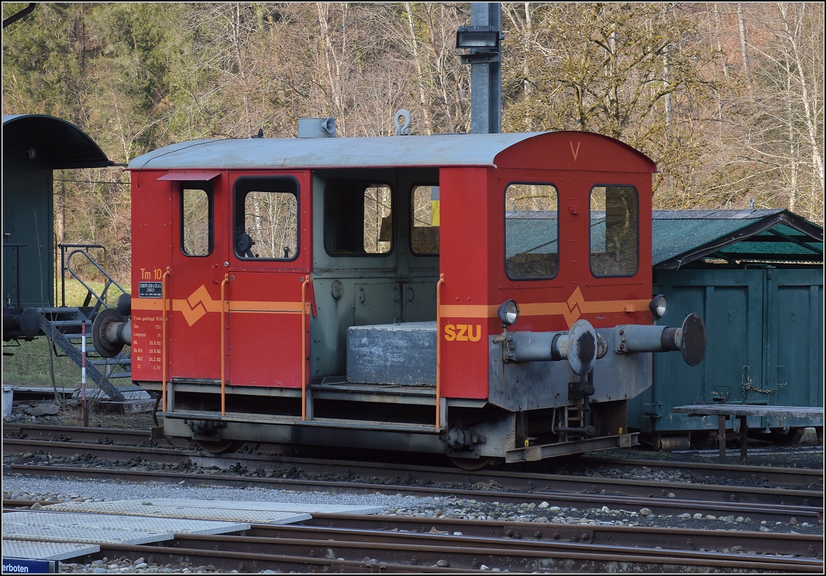 Rangiertraktor Tm 10 der SZU, heute in Diensten der Zürcher Museumsbahn. Das Leichtgewicht wurde offenbar ordentlich beschwert, um genügend Zugkraft aufzubringen. Sihlwald, März 2022.