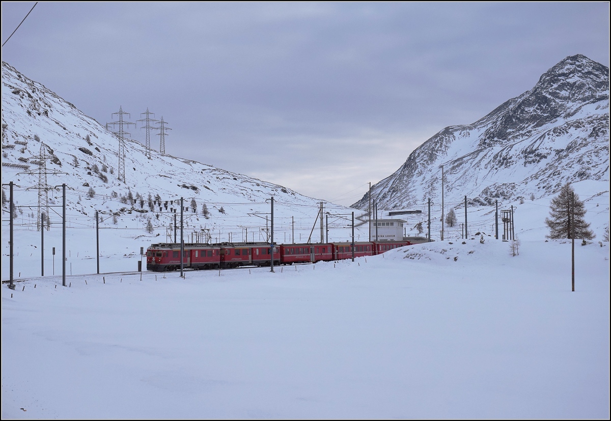 RhB ABe 4/4 III 53 'Tirano' und ABe 4/4 III 53 'Diavolezza' vor einem Regionalzug nach St. Moritz in der Station Lagalb.