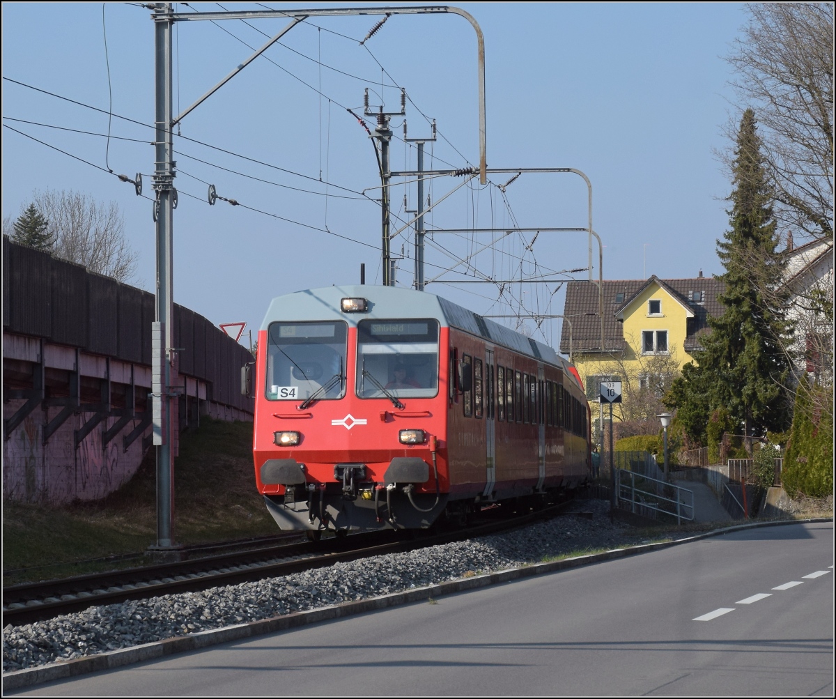 S 4 mit Re 456 104 (SZU Re 543) bei Ausfahrt aus Adliswil. März 2022.